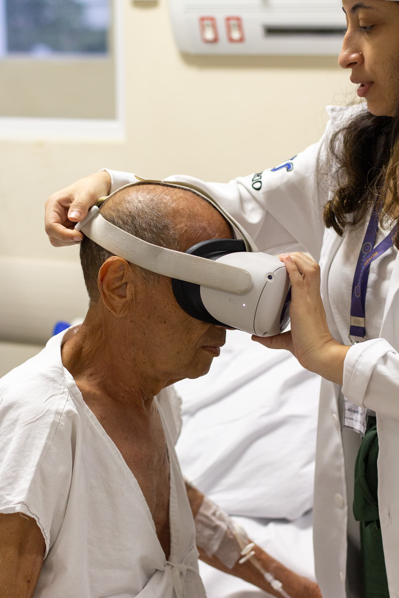Médico ajudando paciente a colocar óculos de realidade virtual
